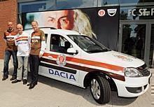 Dacia wird Hauptsponsor des FC St. Pauli (von links): Trainer Holger Stanislawski, St. Pauli-Präsident Corny Littmann und Achim Schaible, Vorstandsvorsitzender der Renault Deutschland AG. Foto: Auto-Reporter/Renault